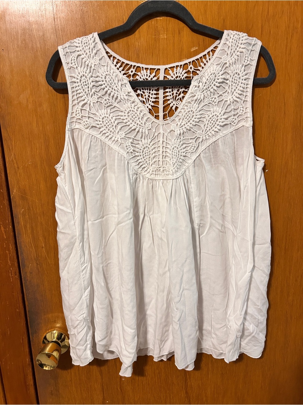Jessica Simpson sz Small Women’s Sleeveless Crochet Yoke Tank Top - White